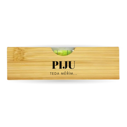 Vodováha s otvírákem na pivo