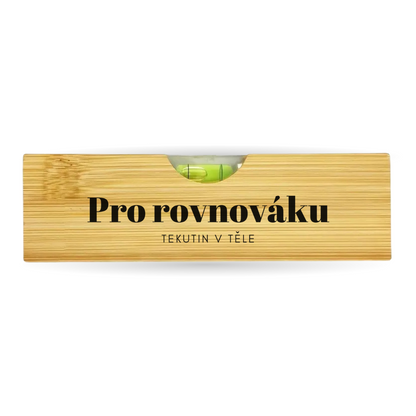 Vodováha s otvírákem na pivo