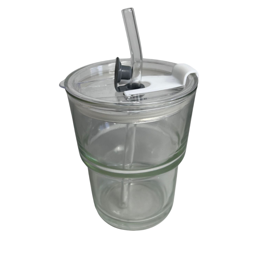 Sklenička s víčkem a brčkem